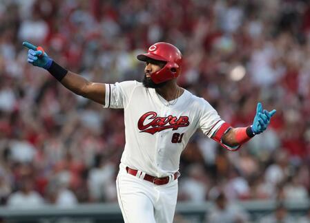 　４回、左越えソロを放ち、両手を広げるファビアン（撮影・市尻達拡）