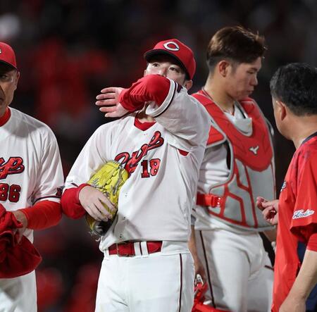 　７回途中、治療のためベンチに下がる森下（撮影・市尻達拡）