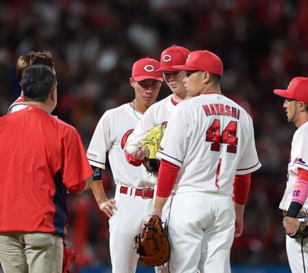 　７回途中、異変を訴える森下（撮影・市尻達拡）