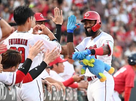 　４回、先制左越え本塁打を放ち、ナインの出迎えに笑顔を見せるファビアン