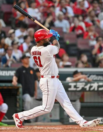 　４回、ファビアンが左越えに先制本塁打を放つ