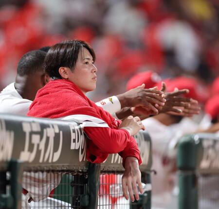 　７回途中で負傷交代し、ベンチから戦況を見つめる森下（撮影・市尻達拡）