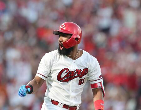 ４回、左越えソロを放ち、ほえるファビアン（撮影・市尻達拡）