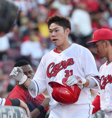 　２回、左中間への二塁打を放ち、タッチを交わす坂倉（撮影・市尻達拡）