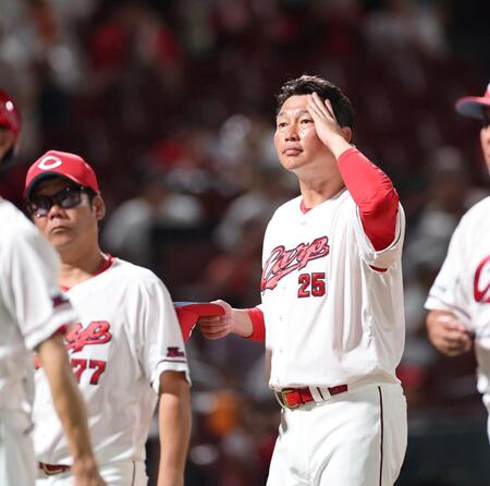 　試合後、ファンへのあいさつを終え、引き上げる新井監督（撮影・市尻達拡）