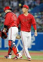　２回途中で降板する玉村。捕手・坂倉