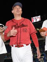 　悔しさを浮かべながら引き揚げる新井監督（撮影・佐藤厚）