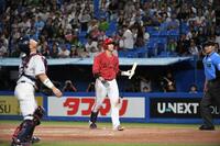 　３回、捕邪飛となる打球を打ち上げ、中村悠（左）が捕球する前にベンチへ引き揚げる坂倉＝７月２０日