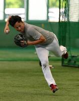 　ノックを受け、ランニングスローをする佐々木（撮影・市尻達拡）