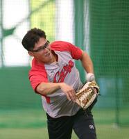 　ノックを受け、ランニングスローをする中村奨（撮影・市尻達拡）