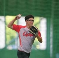 　ノックを受け、ランニングスローをする中村奨（撮影・市尻達拡）