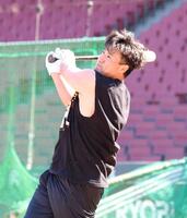 　居残りロングティーで、左打ちをする末包（撮影・市尻達拡）