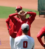 　練習前の円陣で、一発芸を披露する羽月（撮影・市尻達拡）