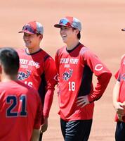 　練習前、羽月の一発芸に笑顔を見せる森下（右）と森（撮影・市尻達拡）