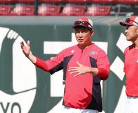 　身ぶり手ぶりで話をする新井監督（撮影・市尻達拡）