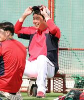 　談笑する新井監督（撮影・市尻達拡）