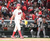 　７回、リチャードに勝ち越しの右越え適時二塁打を打たれた中崎