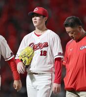 　７回途中、治療のためベンチに下がる森下（撮影・市尻達拡）