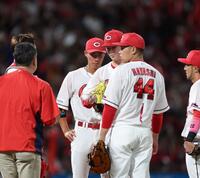 　７回途中、異変を訴える森下（撮影・市尻達拡）