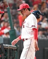 　７回に選手交代を告げ、ベンチに戻る新井監督