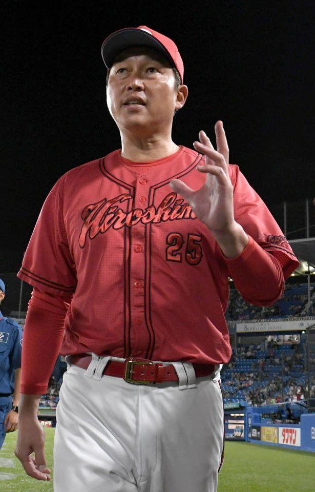 　悔しさをにじませながら引き揚げる新井監督（撮影・佐藤厚）