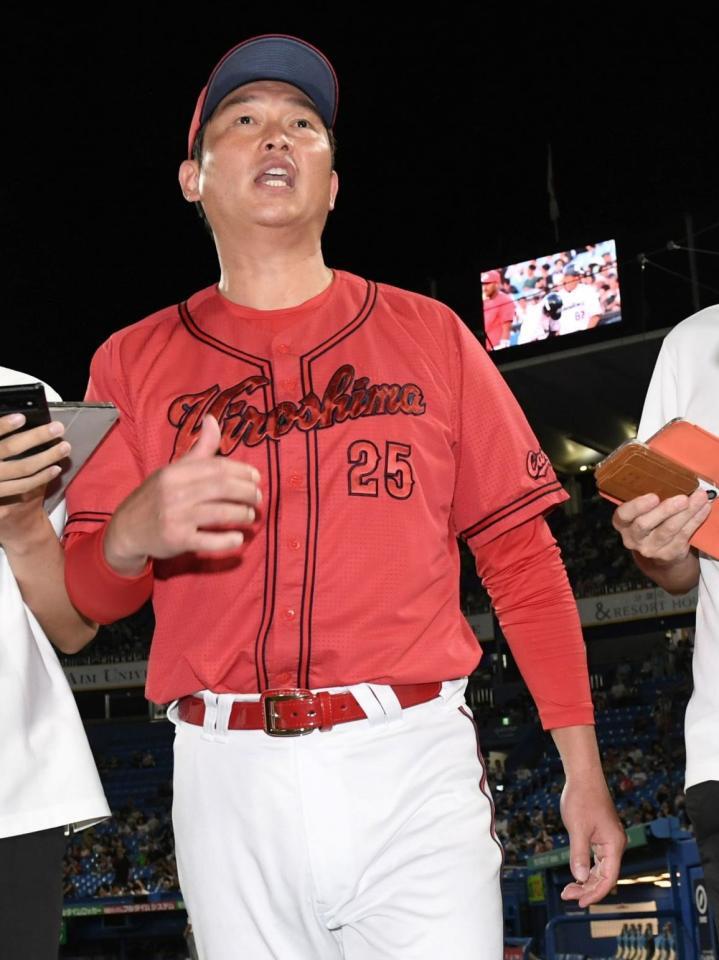 　悔しさを浮かべながら引き揚げる新井監督（撮影・佐藤厚）