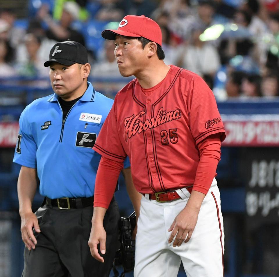 　２回裏、ヤクルトに逆転を許し、玉村の交代を告げる新井監督（撮影・佐藤厚）