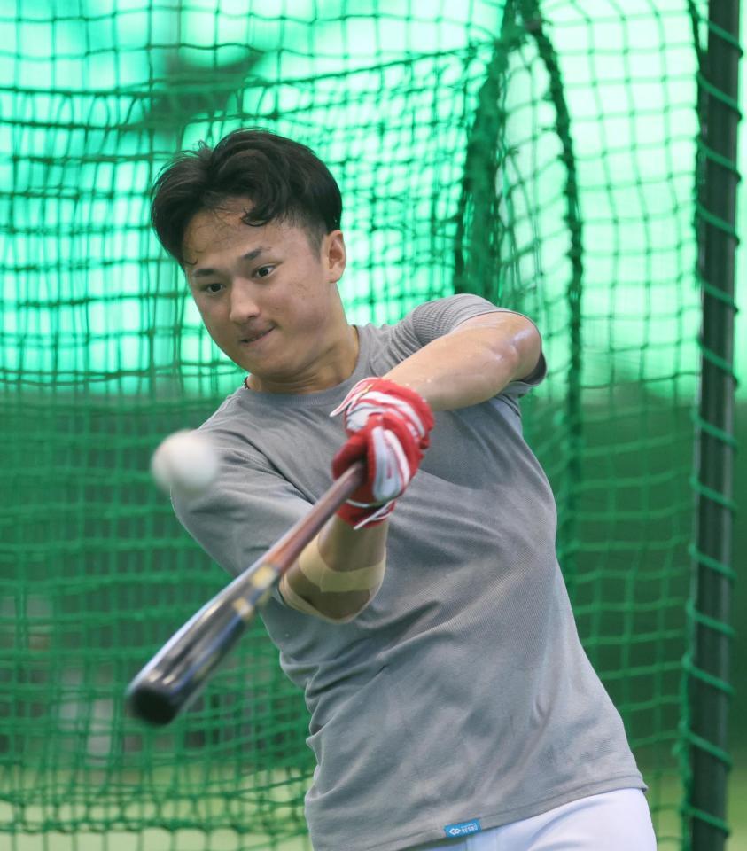　打撃練習をする佐々木（撮影・市尻達拡）