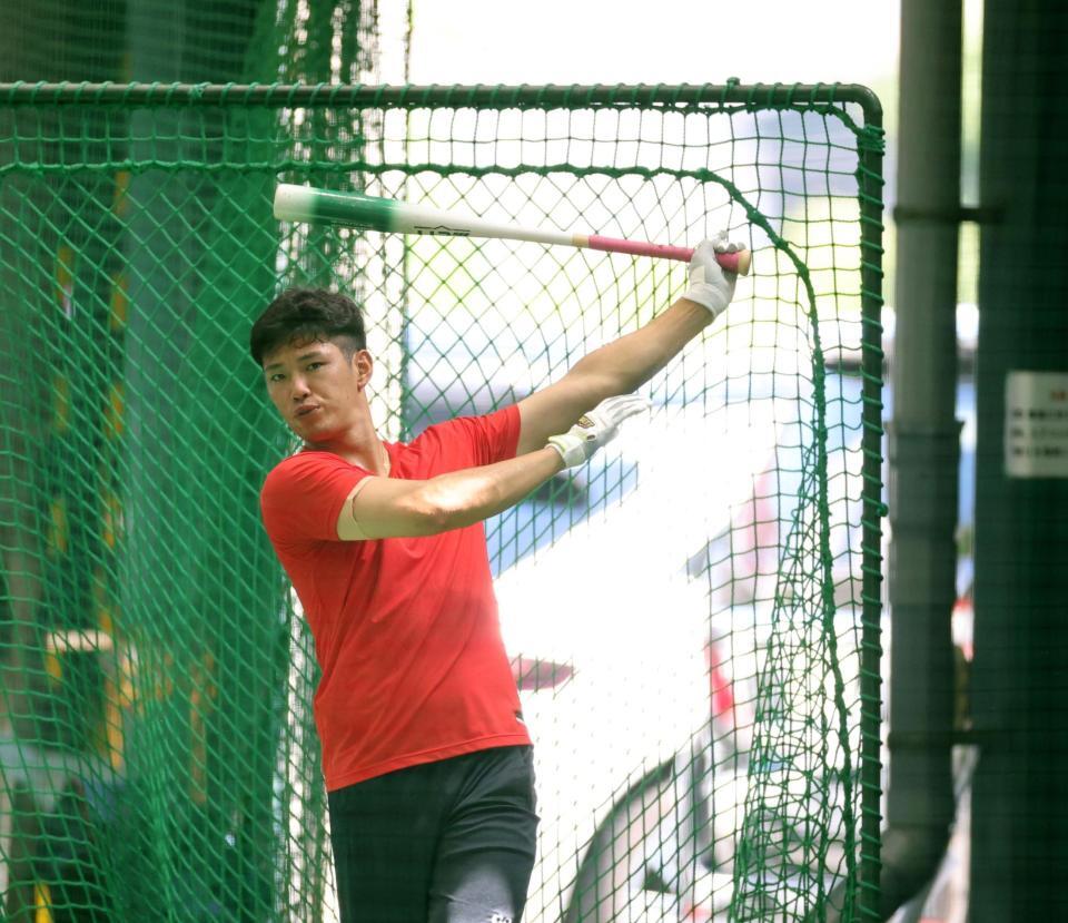 　打撃練習をする中村奨（撮影・市尻達拡）