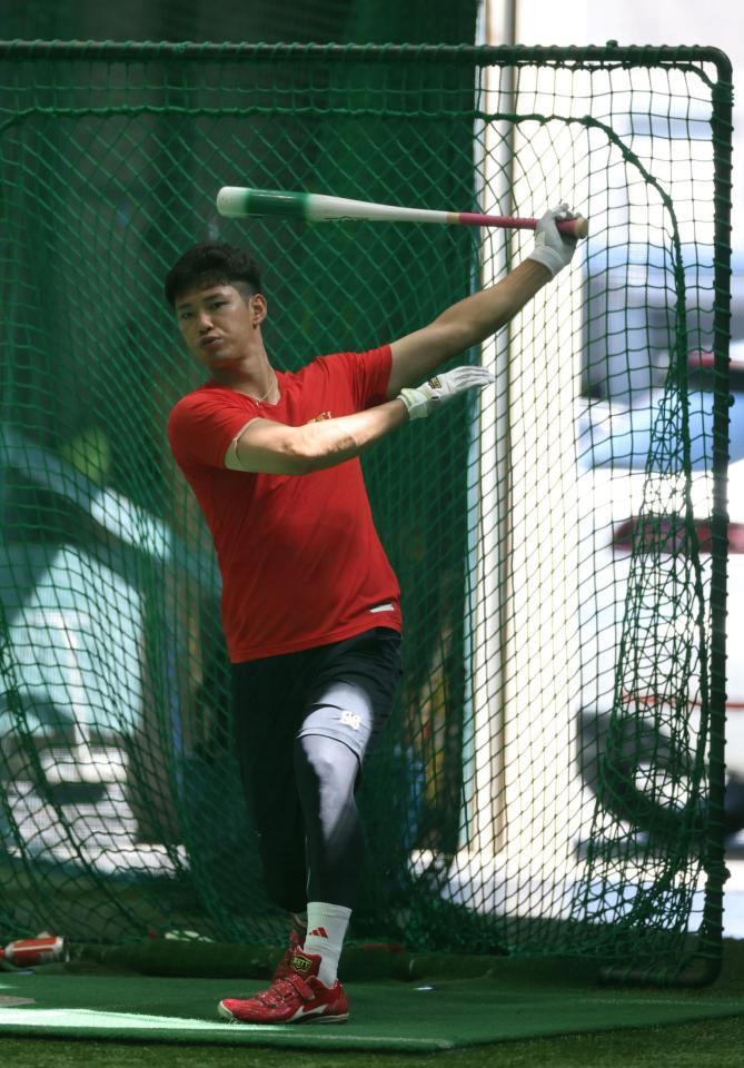 　打撃練習をする中村奨（撮影・市尻達拡）