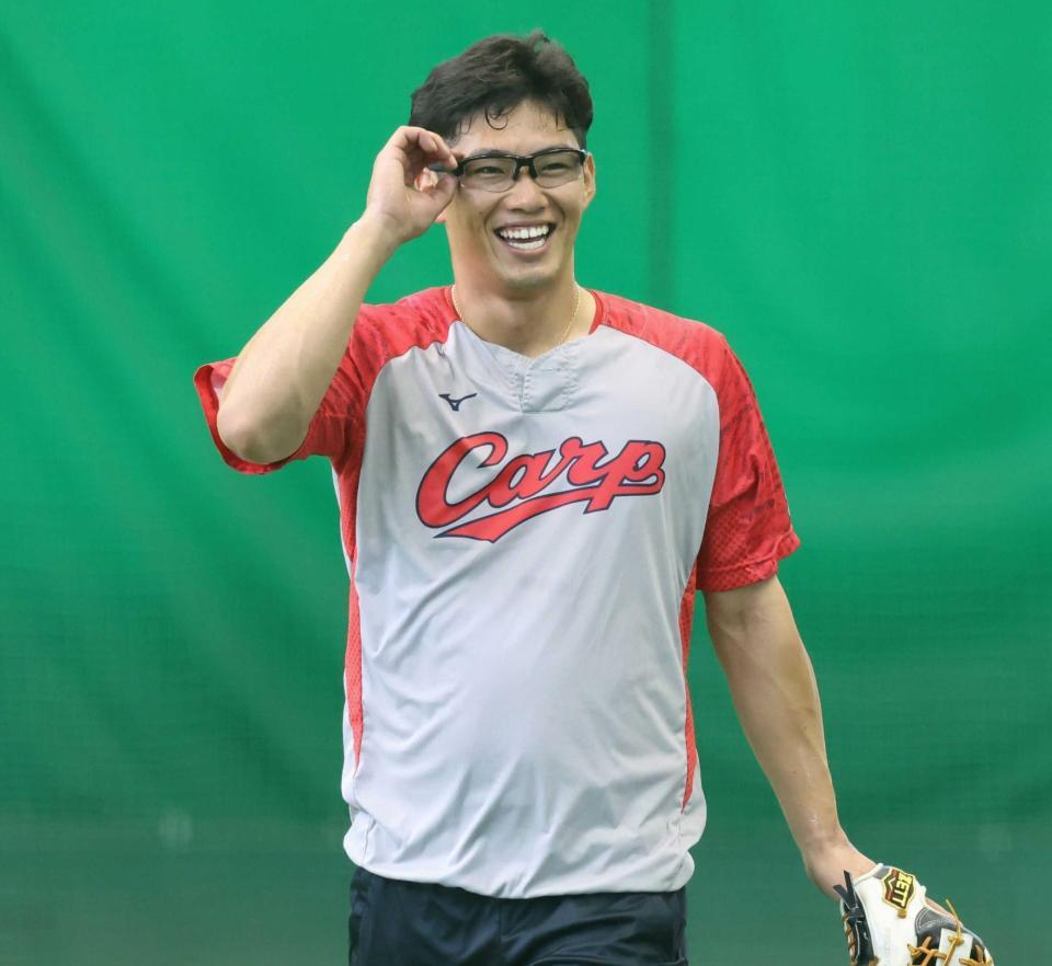 　ノックを終え、笑顔を見せる中村奨（撮影・市尻達拡）