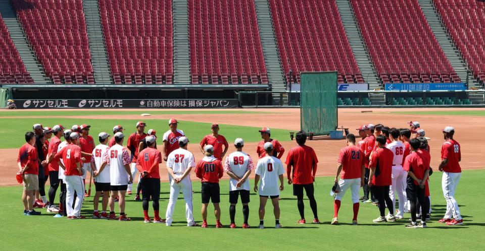 　練習前に円陣を組み、話を聞く広島ナイン（撮影・市尻達拡）