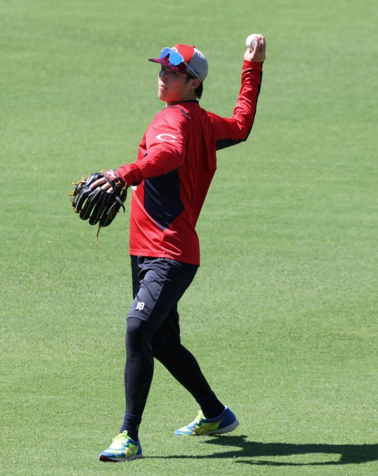 　キャッチボールをする森下（撮影・市尻達拡）