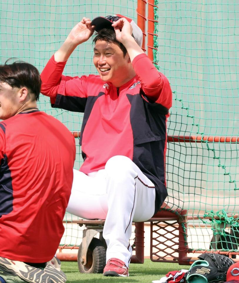 　談笑する新井監督（撮影・市尻達拡）