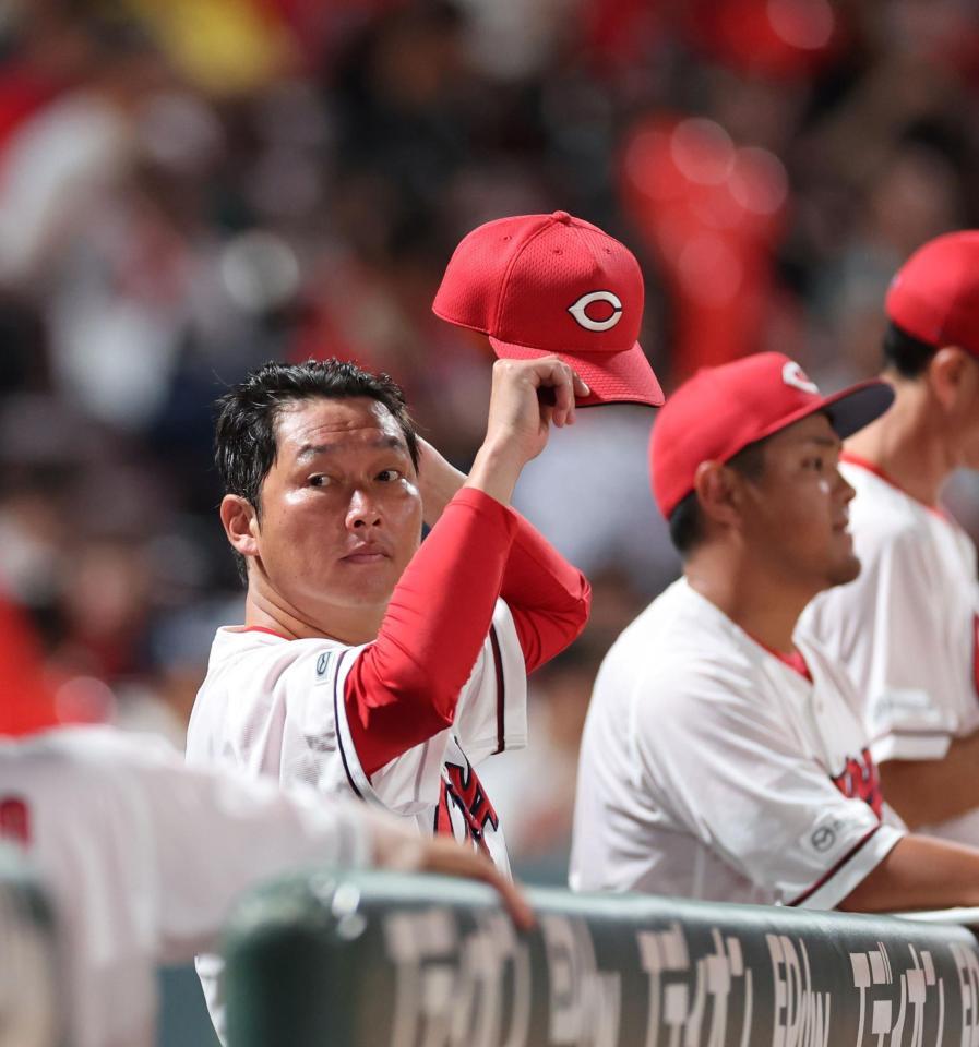 　７回、ベンチで帽子をとる新井監督（撮影・市尻達拡）
