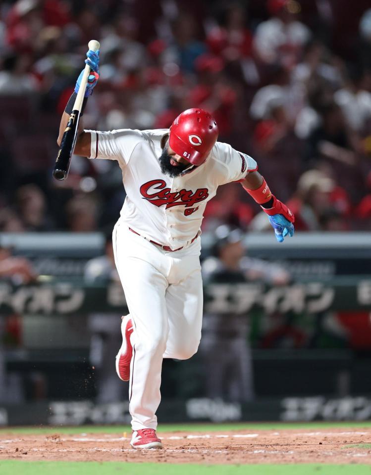 　９回、左飛に倒れ、悔しさの余りバットをたたきつけるファビアン（撮影・市尻達拡）