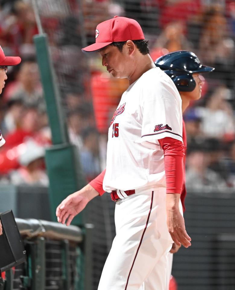 　７回に選手交代を告げ、ベンチに戻る新井監督