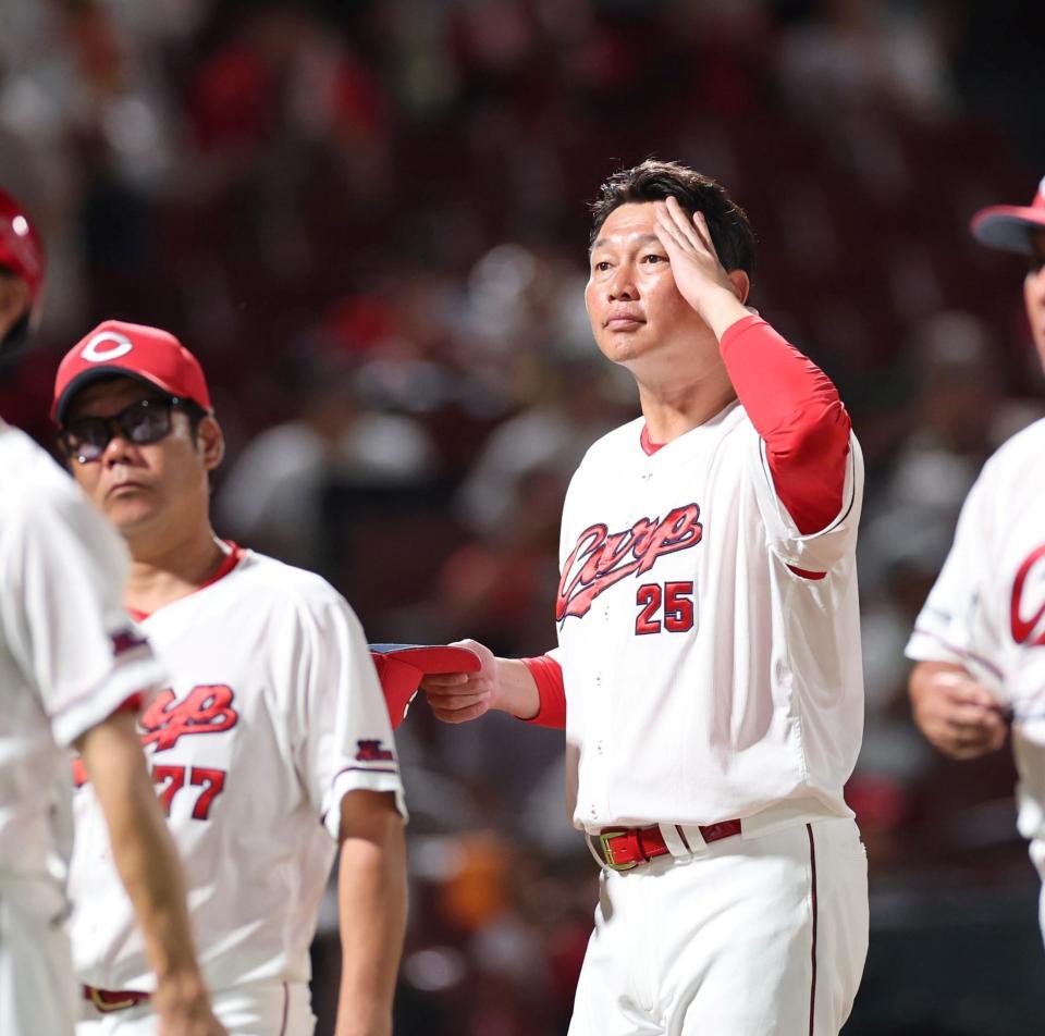 　試合後、ファンへのあいさつを終え、引き上げる新井監督（撮影・市尻達拡）