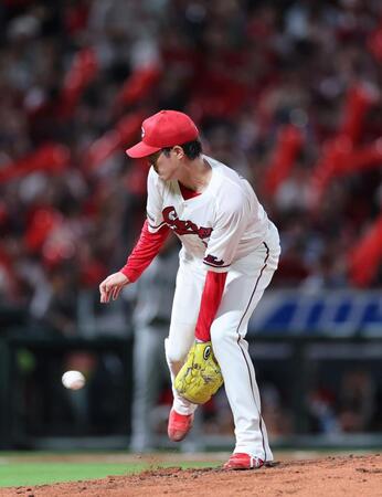 　７回、泉口の打球にグラブを出す森下（撮影・市尻達拡）