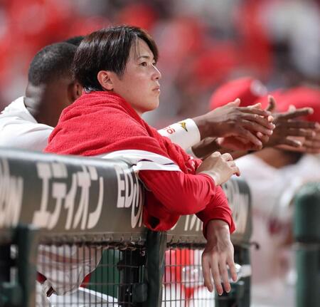 　７回途中で負傷交代し、ベンチから戦況を見つめる森下（撮影・市尻達拡）