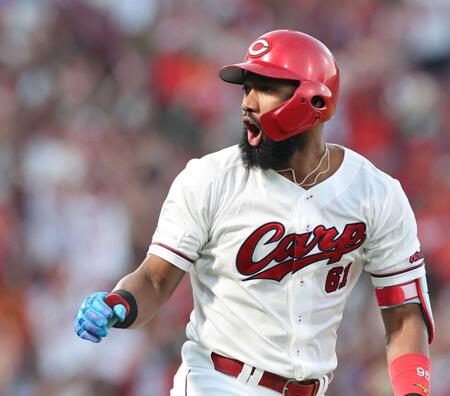 　４回、左越えソロを放ち、ほえるファビアン（撮影・市尻達拡）