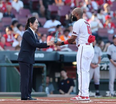 　６月度の月間ＭＶＰの受賞式で、トロフィーを受け取るファビアン（撮影・市尻達拡）