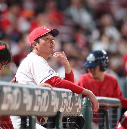 　６回の攻撃を終え、スコアボードに視線を送る新井監督（撮影・市尻達拡）