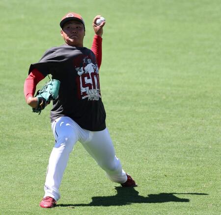 　１軍に合流し、キャッチボールをする高（撮影・市尻達拡）