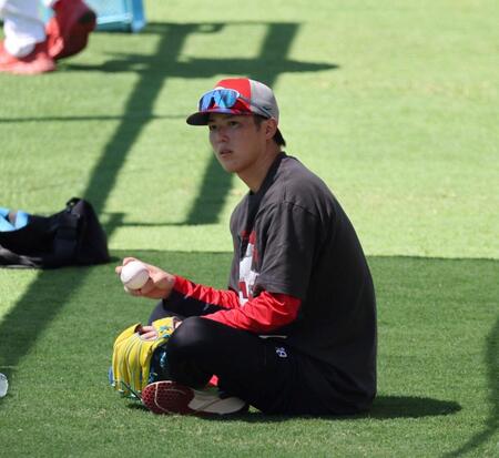 　練習を見つめる森下（撮影・市尻達拡）