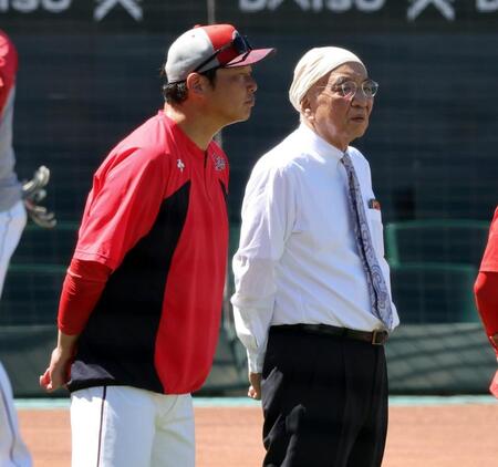 　練習中に新井監督（左）を激励する松田元オーナー（撮影・市尻達拡）