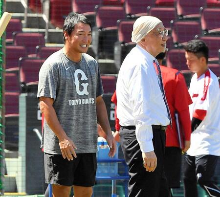 　長野（左）からあいさつを受ける松田オーナー（右）＝撮影・畠山賢大