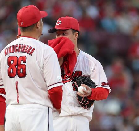 　３回、ピンチを招き、汗をぬぐう佐藤柳（撮影・市尻達拡）