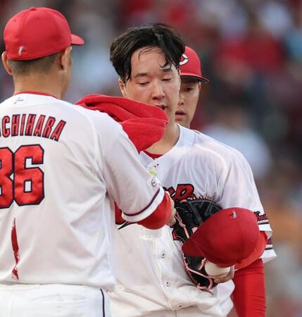 　３回、ピンチを招き、汗をぬぐう佐藤柳（撮影・市尻達拡）