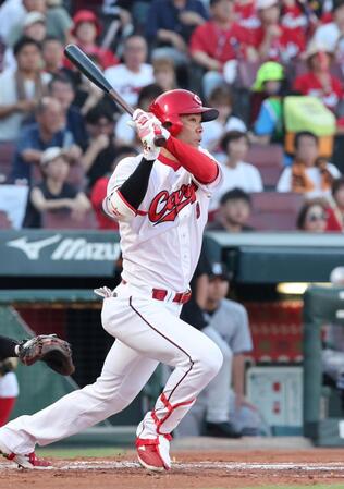 　１回、右前打を放つ秋山（撮影・市尻達拡）